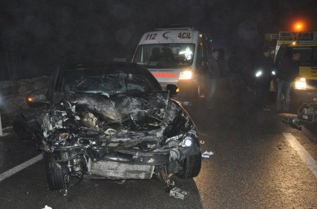 Konya'da iki araç kafa kafaya çarpıştı: 2 ölü, 1 yaralı