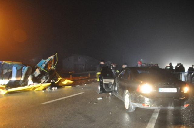 Konya'da iki araç kafa kafaya çarpıştı: 2 ölü, 1 yaralı