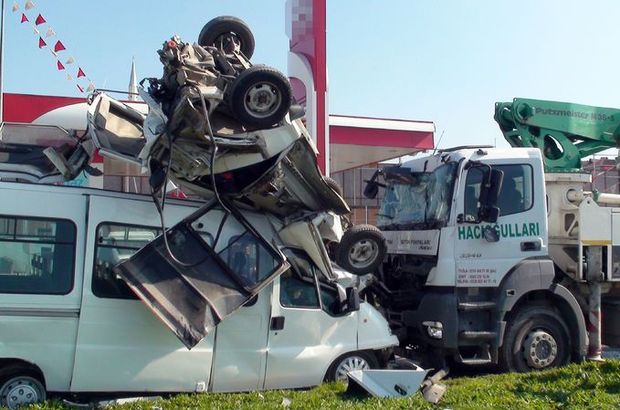 Tuzla'da beton iş makinesi 8 aracı biçti, 7 öğrenci yaralandı
