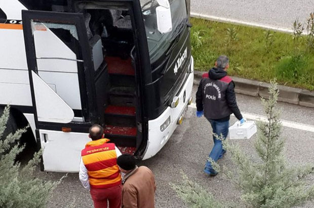 Kocaeli Üniversitesi girişinde kaza yapan otobüs polisi alarma geçirdi