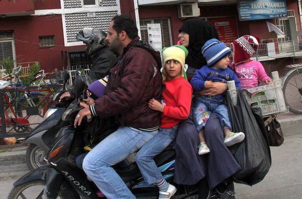 Adana'da tehlikeli yolculuk! 2 kişilik motosiklete 6 kişi bindiler