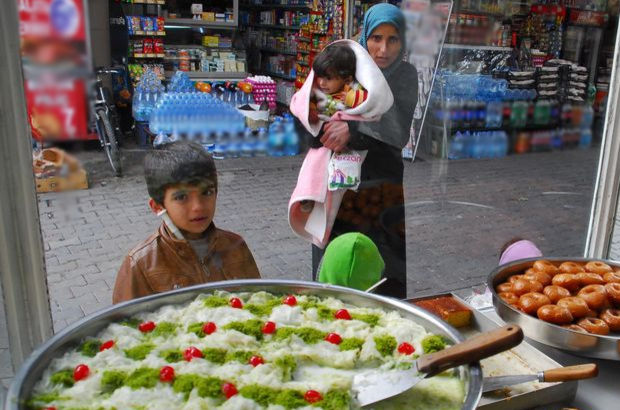 Basmane'de mülteci kadın ve çocuklarının tatlılara acı bakışı