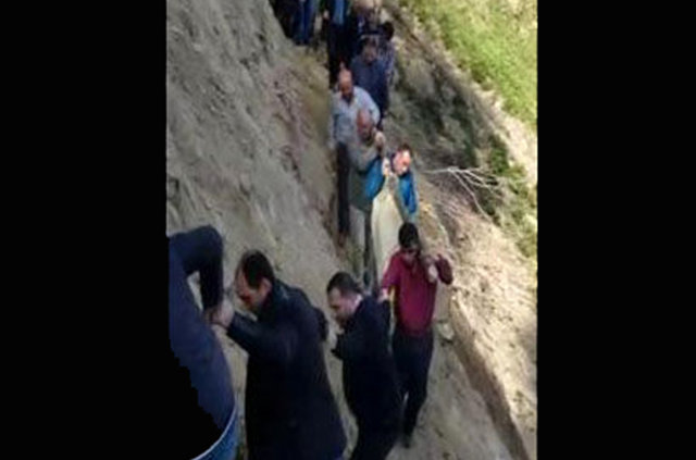 Rize'de Yolu olmayan mezarlığa tabutu halatla bağladıkları kalas yardımıyla taşıdılar