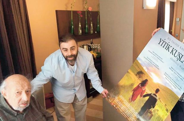 Ara Güler'e filmin afişi hediye edildi