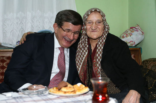 Başbakan Davutoğlu Emine teyzeyi sevindirdi