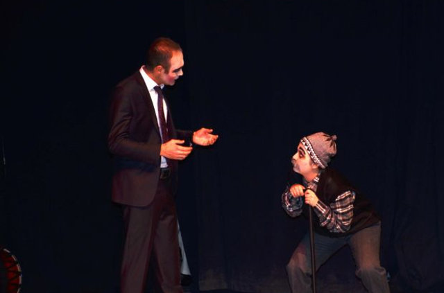 Bitlis Valisi Çınar'ın yazdığı tiyatro oyunu Adalet büyük ilgi gördü