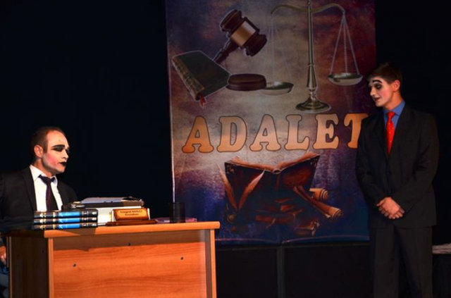 Bitlis Valisi Çınar'ın yazdığı tiyatro oyunu Adalet büyük ilgi gördü