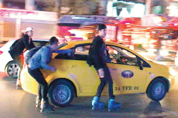 İstanbul'da 3 genç trafikte paten kayarken görüntülendi