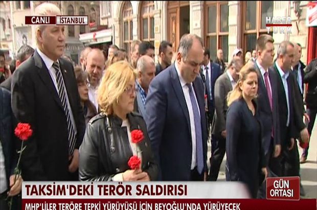 ﻿MHP İl Başkanlığı Taksim saldırısının olduğu yere karanfil bıraktı
