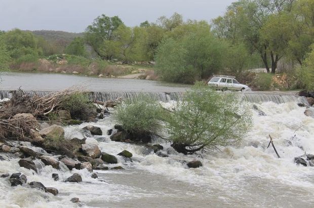 Manyas Barajı'nda su seviyesi yükselince kapaklar açıldı
