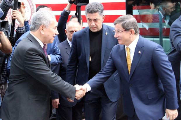 Manisa'da Ahmet Davutoğlu'nu Bülent Arınç karşıladı
