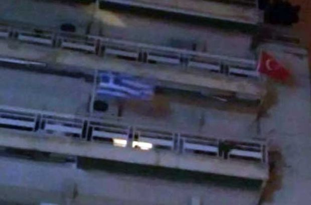Yunan polisi balkona asılan Türk bayrağını indirtti
