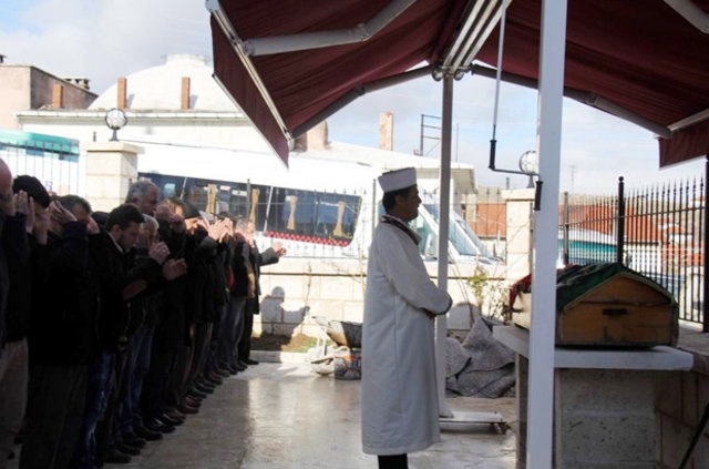 Eskişehir'de halk otobüsü Rumeysa Ünsal ve Yağmur Ünsal 'a çarptı