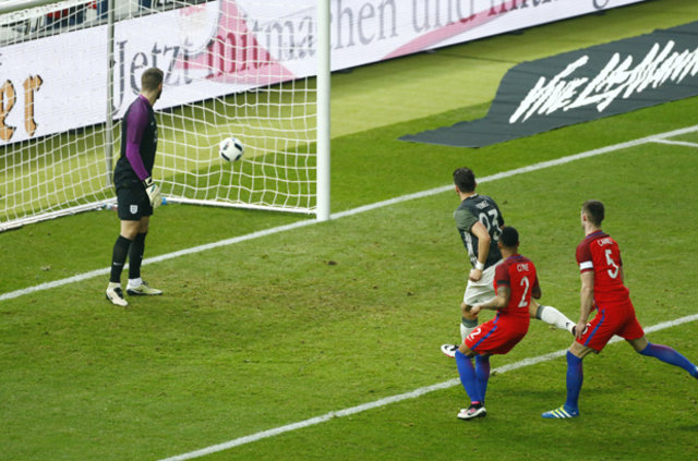 Almanya'nın İngiltere ile oynadığı maçta 1 gol atan Mario Gomez, ülkesinde manşetleri süsledi