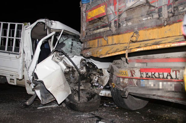 Samsun'da alkollü sürücü park halindeki TIR'a çarptı: 2 ölü, 5 yaralı