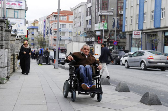 Bağcılar Belediyesi Cafer Mercan'a akülü sandalye hediye etti