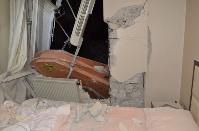 Maltepe'de devrilen iş makinesi yatak odasının duvarını yıktı
