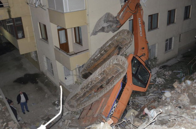 Maltepe'de devrilen iş makinesi yatak odasının duvarını yıktı