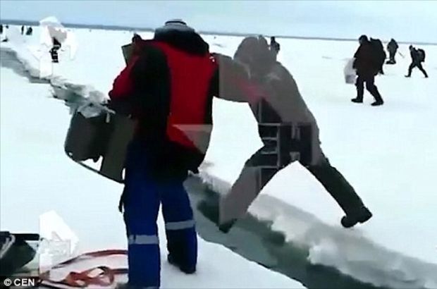 Rusya'nın Kuzeydoğu bölgesinde büyük bir buz bloğu çatladı!