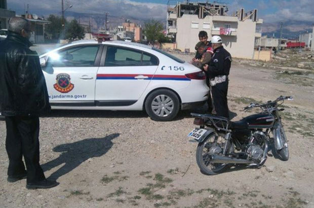 Mersin'de trafik polisi Yaşar İlbasan oğlu  Köker Yavuz Kağan İlbasan'a 92 TL ceza kesti