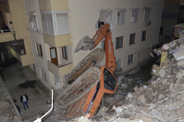 Maltepe'de bir iş makinesi 3. kattaki yatak odasına girdi