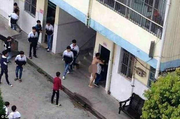Çin'de çıplak öğretmen lise bahçesinde öğrencisine tecavüz etmeye kalktı