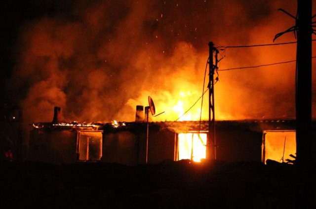 Manisa'da dar sokaklar nedeniyle yangına müdahale edilemedi