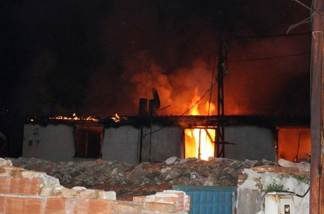 Manisa'da dar sokaklar nedeniyle yangına müdahale edilemedi
