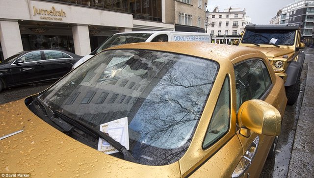 Suudiler Londra'ya altın kaplama otomobillerle gitti