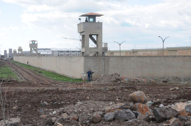 Diyarbakır'da 6 teröristin kaçtığı D Tipi Cezaevi’nde soruşturma sürüyor