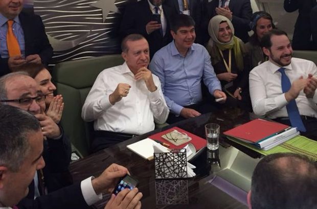 Cumhurbaşkanı Erdoğan milli uçakta maçı izledi
