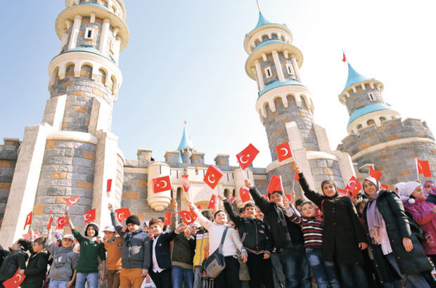 Suriyeli öğrenciler, tema parkı Vialand’da eğlendi