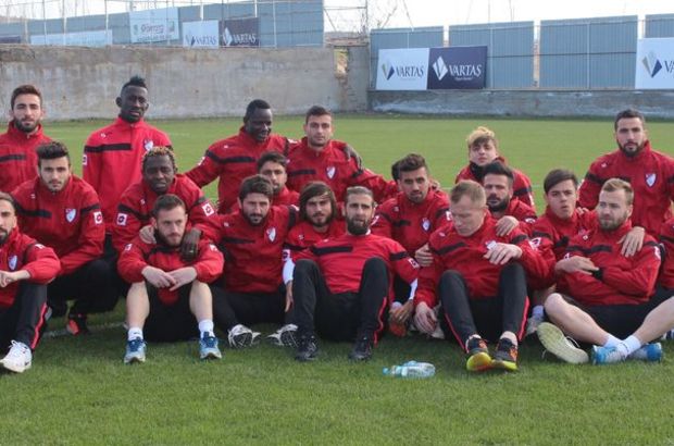 Elazığspor'da başkan ayrıldı futbolcular oturma eylemi yaptı