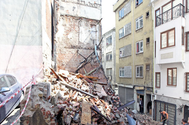 Beyoğlu'ndaki 2 tarihi bina çöktü