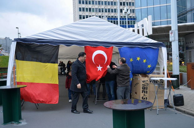 Belçika'daki Türkler terörün kanlı yüzünü anlatmak için çadır kurdu