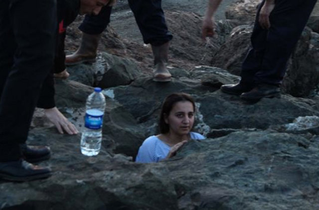 Samsun'da bir genç öz çekim yaparken kayaların arasına sıkıştı