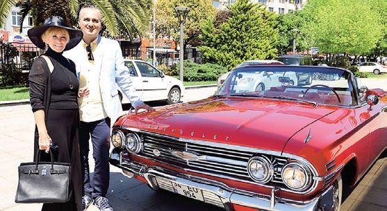 Zeki Alasya anısına hep birlikte pasta kesti