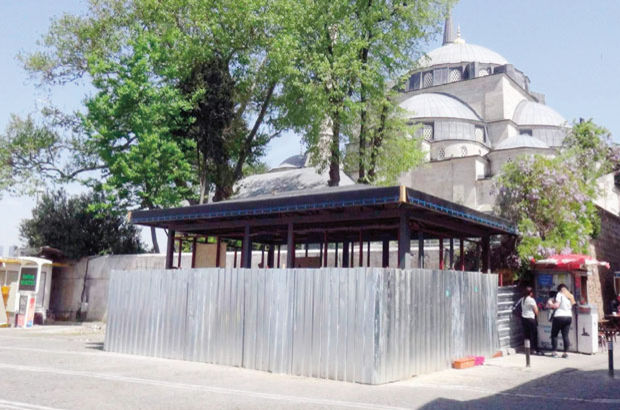İstanbul'da Mihrimah Sultan Külliyesi’nin önündeki yapıya tepki
