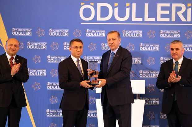 AFAD ödülünü Cumhurbaşkanı Erdoğan'ın elinden aldı