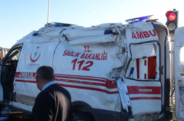Ambulans otomobile çarptı: 2 ölü!