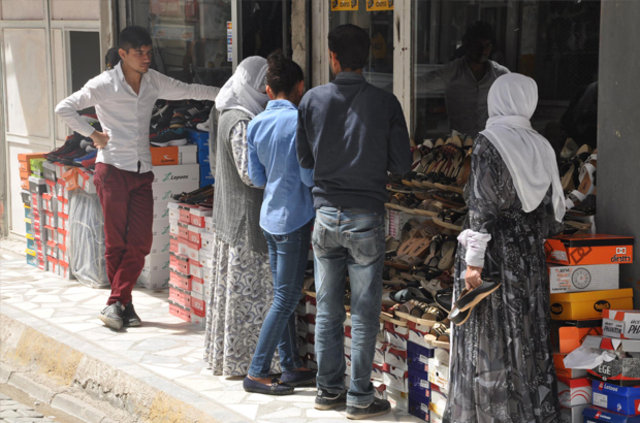 Silopi'de yasağın kalkmasının ardından ilk gün vatandaşlar market ve manavlara akın etti