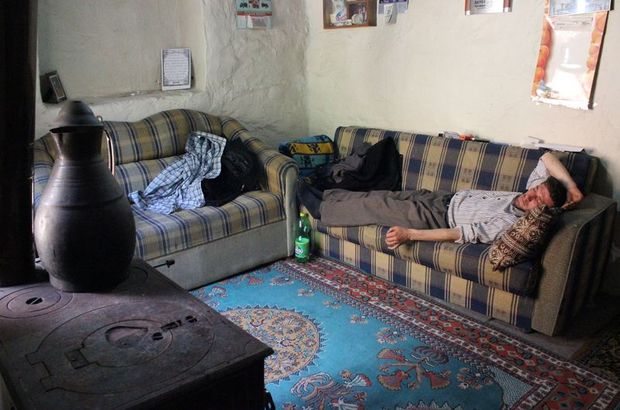 Bursa'da özürlü kardeşler evleri başlarına yıkılacak diye nöbetleşe uyuyor