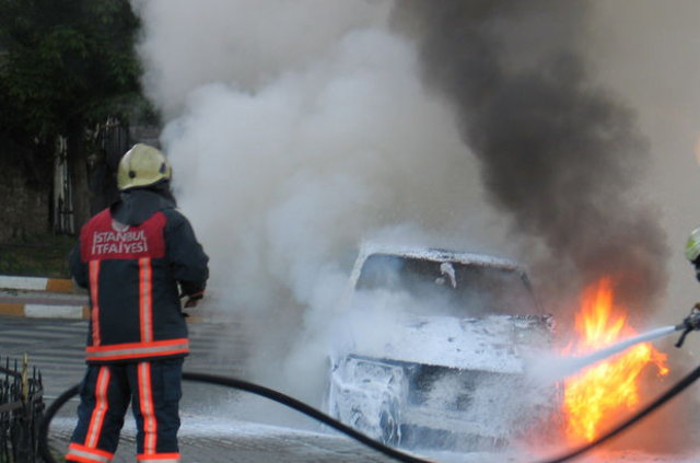 Vatan Caddesi'nde otomobil yangını paniğe yol açtı