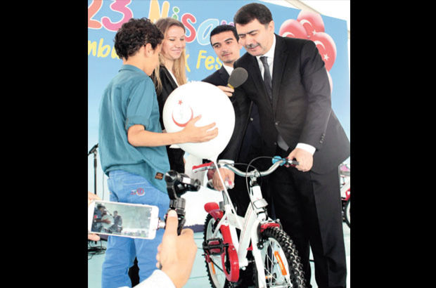 Vali Şahin öğrencilere bisiklet dağıttı