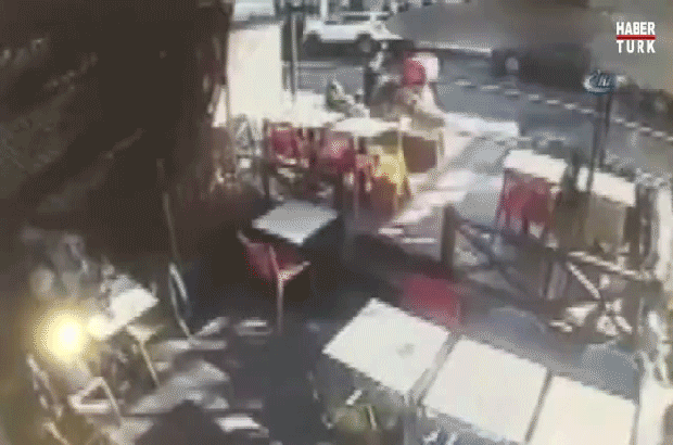 Direksiyon hakimiyetini kaybeden bir kişi restoranın bahçesine daldı