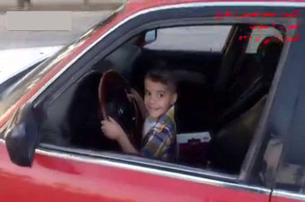 Irak'ta 3 yaşındaki çocuğa arabayla drift yaptırdılar