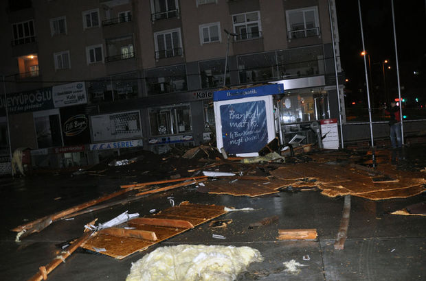 Zonguldak'ta fırtına çatıları uçurdu
