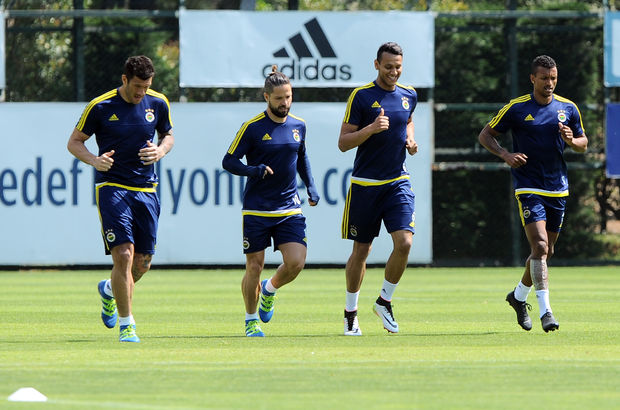 Fenerbahçe'de Diego, Van Persie ve Mehmet Topal takımla çalıştı