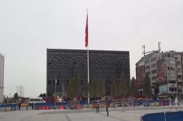 Taksim'de bayrak yeniden göndere çekildi