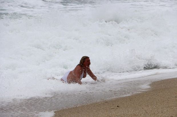 Alanya Da Denize Giren Kadin Turist Dalgalarin Arasinda Kaldi Son Dakika Haberleri